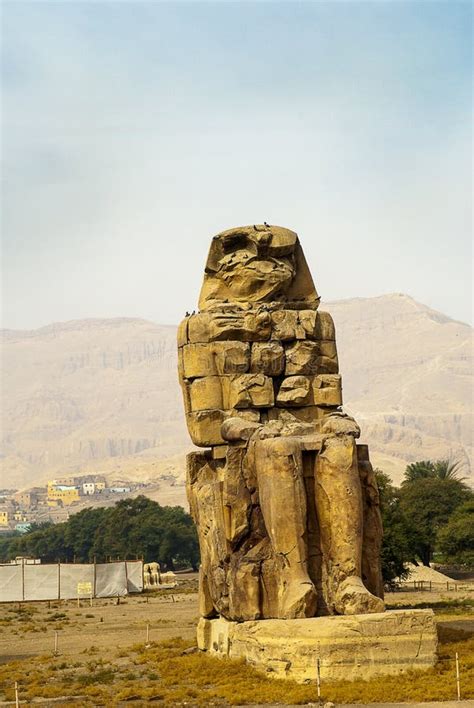 Les Colosses De Memnon Sont Deux Statues Massives Du Pharaon Amenhotep