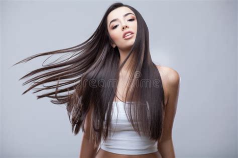Schönes Brunette Mädchen Mit Dem Gesunden Langen Haar Stockbild Bild