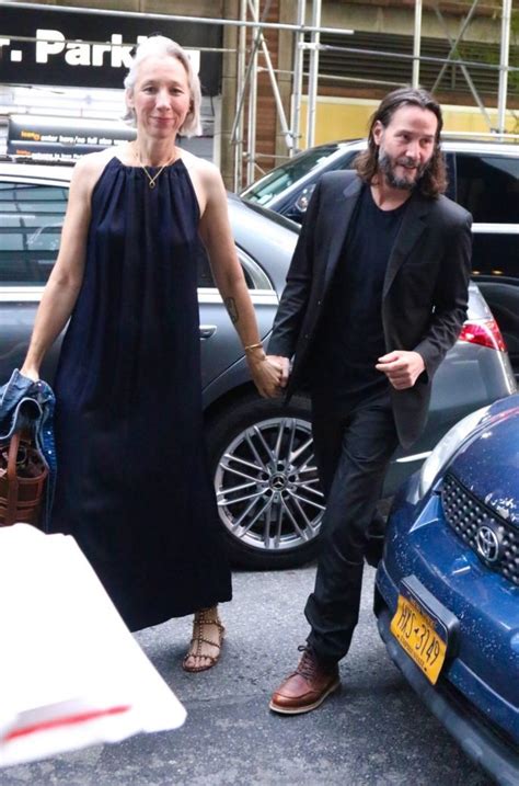 Keanu Reeves Present En Sociedad A Su Novia Completamente Canosa En Un