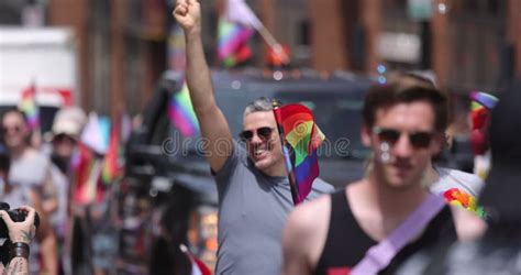 Hombres Gays Saludando Durante El Desfile Del Orgullo Festividades Del