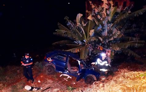 Carro cai em barranco em área da Rodoviária Jornal Acontece Botucatu