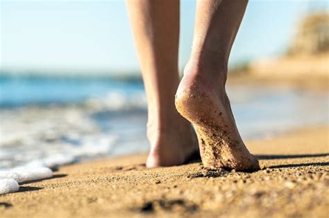 Pies De Mujer Caminando Descalzo Sobre La Arena Dejando Huellas Foto