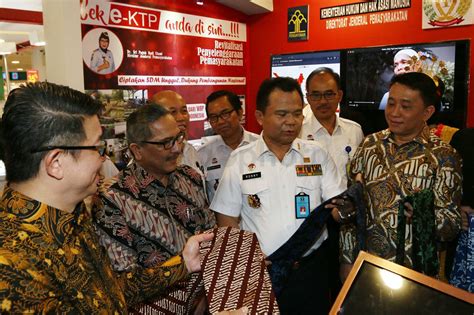 Foto Dirjen Imigrasi Buka Pameran Legal Expo