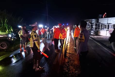 Foto Bus Rombongan Smpn Garut Kecelakaan Di Jalur Maut Daendels