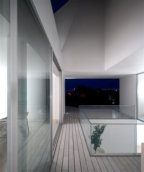 Cover and Concealment: House in Leiria by Aires Mateus | Yatzer