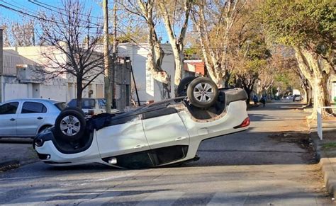 Impactante Choque Y Vuelco En La Esquina De Sarmiento Y Bulevar Segui