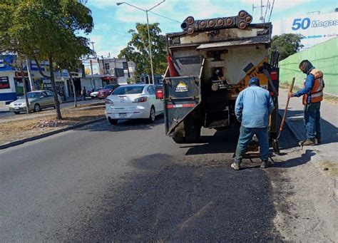 Avanzan en bacheo de calles y avenidas en Lomas de Mazatlán Los