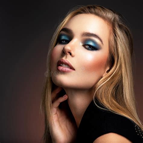 Portrait De Femme Blonde Sexy Avec Un Beau Visage Mannequin De Mode