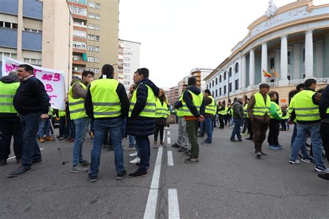 En Im Genes Un Grupo De Agricultores Se Concentran Frente A La