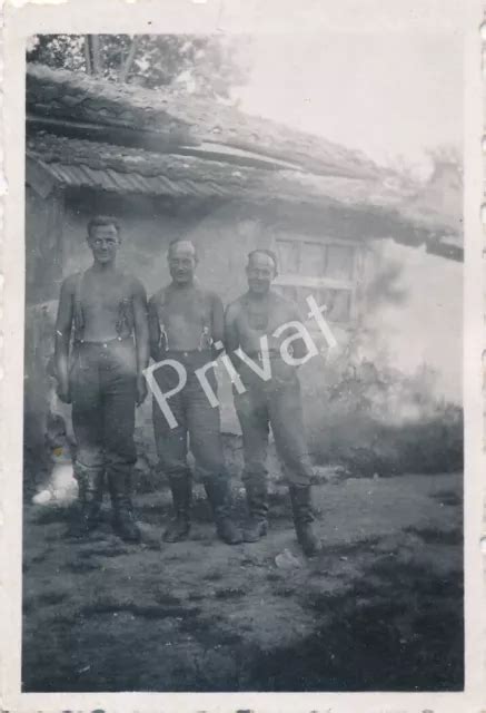 FOTO WK II Wehrmacht Soldaten Nude Quartier Bauernhaus Ostfront K1 71