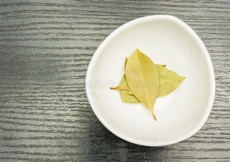 Folhas Secadas Do Louro Em Uma Bacia Foto De Stock Imagem De Aroma