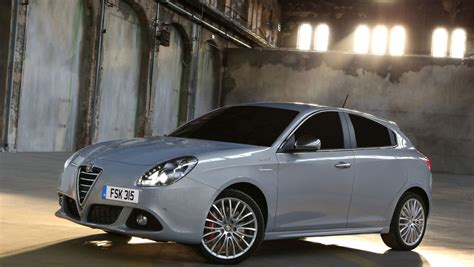 Alfa Romeo Giulietta Hatchback Pictures Carbuyer