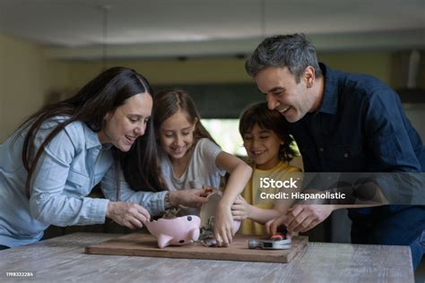 Orang Tua Dan Anakanak Yang Bersemangat Memecahkan Celengan Menghitung