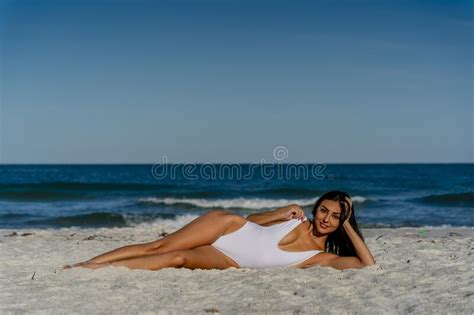 Precioso Bikini De Raza Mixta Modelo Posando Al Aire Libre En Una Playa Del Caribe Foto De