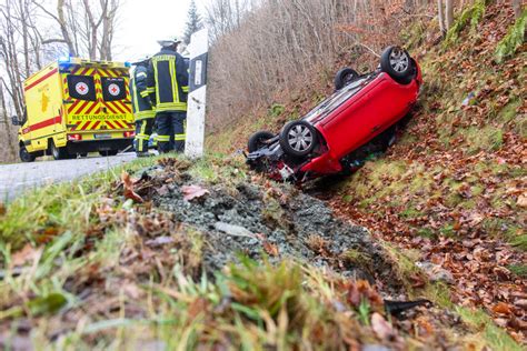 Unfall im Erzgebirge Auto überschlägt sich und landet im Graben