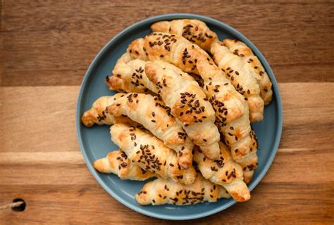 Cornetti Salati Di Sfoglia Ripieni Di Formaggio Met Monte E Pere