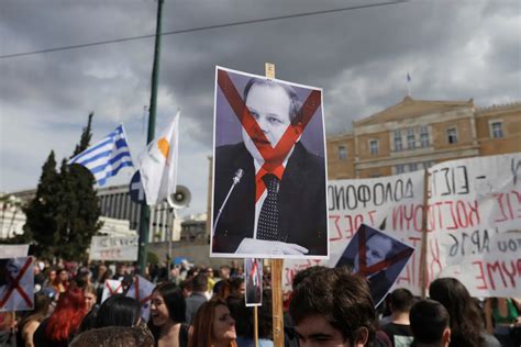 Mais de 15 mil pessoas protestam na Grécia após acidente mortal de