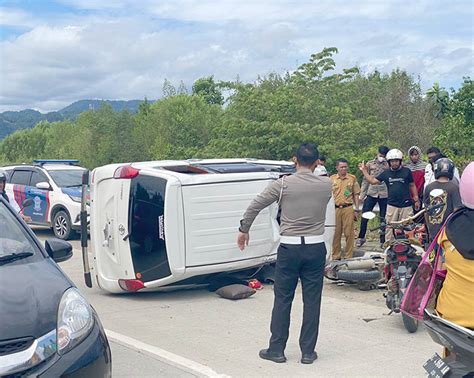 Avanza Jumping Dan Terguling Di Jalan Arteri Mamuju Timpa Pengendara