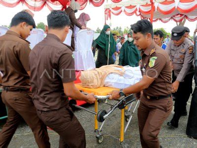 Pelaksanaan Hukuman Cambuk Di Aceh Barat Antara Foto