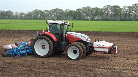 Mais Zaaien Met Steyr 6220 Absolut CVT En 8 Rij Monosem Zaaimachine