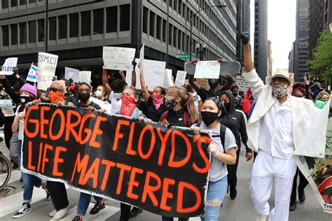 47+ Wahrheiten in George Floyd Protests Pictures: A protester, wearing ...