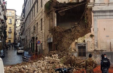 Paura A Napoli Crolla La Facciata Della Chiesa Santa Maria Del Rosario