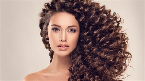 Disco Curls Is The Chic Holiday Hairstyle Thatll Make You Stand Out