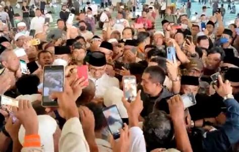 Anies Baswedan Salat Jumat Di Masjid Al Akbar Surabaya Jamaah Rebutan