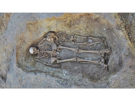 Arqueólogos desentierran cementerio medieval en Francia