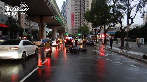 機車騎士疑天雨路滑自摔 連遭3車撞擊卡車底身亡│車禍│不治│tvbs新聞網