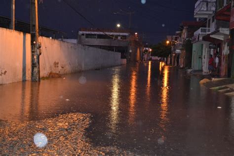 Quixadá Ruas alagadas árvores derrubadas casas destelhadas e curto