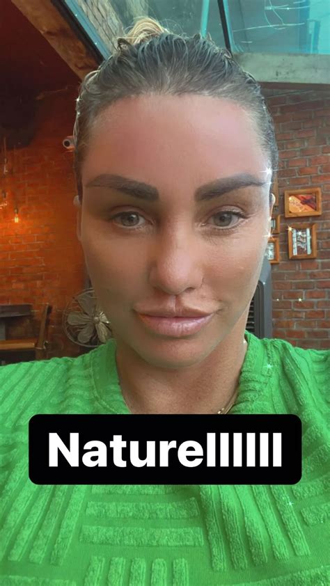 Katie Price fans 'obsessed' as she shows off fresh-faced look in
