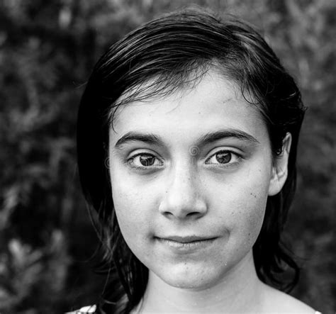 Retrato De Una Adolescente Con Ojos Expresivos Foto En Blanco Y Negro