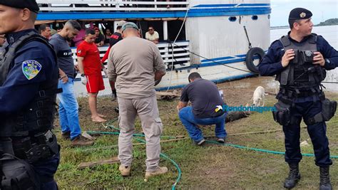 Corpo de homem marcas de tiro na cabeça é encontrado boiando no