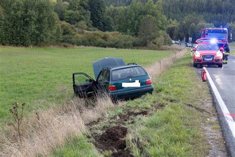 Crash Beim Berholen Autos Landen Im Stra Engraben Fahrer Verletzt