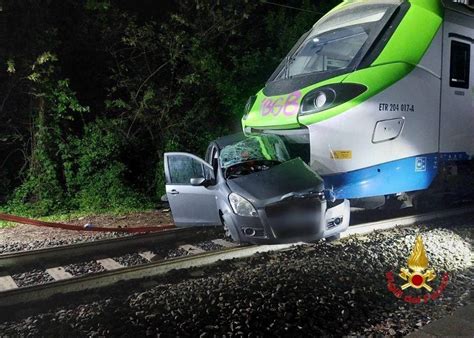 Rimane Intrappolata Con L Auto Al Passaggio A Livello E Viene Travolta