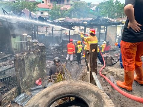 Brimob Polda Kaltim Bantu Warga Padamkan Kebakaran Di Pemuki