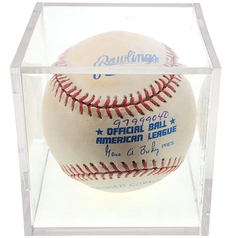 Lot Derek Jeter Autographed Baseball