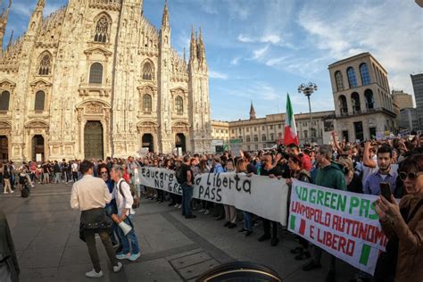 Disordini Al Corteo No Green Pass In Piazza A Milano