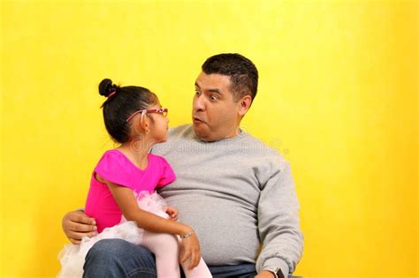 El Padre Soltero Divorciado Lleva A Su Hija Latina En Las Piernas Vestida De Bailarina Que