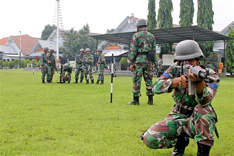 Prajurit Yonif 5 Marinir Pertajam Kemampuan Penggunaan Senban Mortir 60