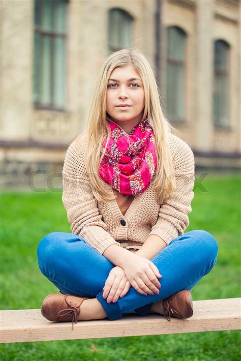 Mädchen sitzt auf der Bank Stock Bild Colourbox