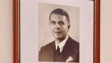 Retrato De Juiz Pr Fascismo Pendurado Na Suprema Corte Da Hungria