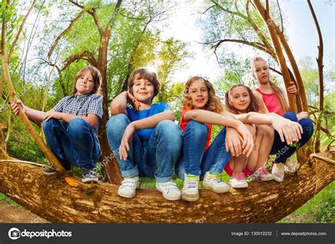 Enfants Assis Sur Un Arbre Tombé Image Libre De Droit Par Serrnovik