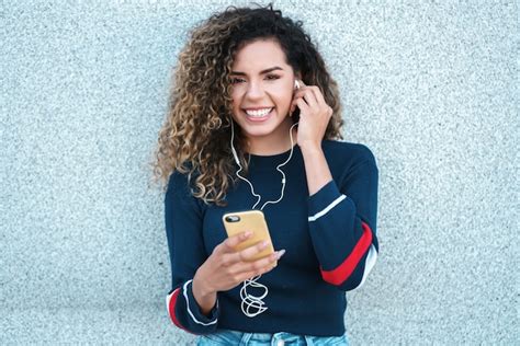 Jovem Mulher Latina Sorrindo Ao Usar Seu Telefone Celular Ao Ar Livre Na Rua Conceito Urbano