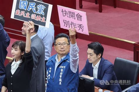 蔣萬安赴議會施政報告 藍綠持紙板喊口號互嗆 地方 中央社 Cna