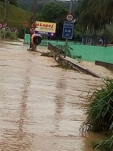 Fotos Chuva Causa Mortes Deixa Pessoas Ilhadas E Carros Boiando Em SP