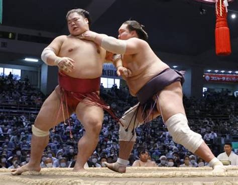 照ノ富士、逸ノ城は2敗堅持 貴景勝1差、正代かど番脱出 高知新聞