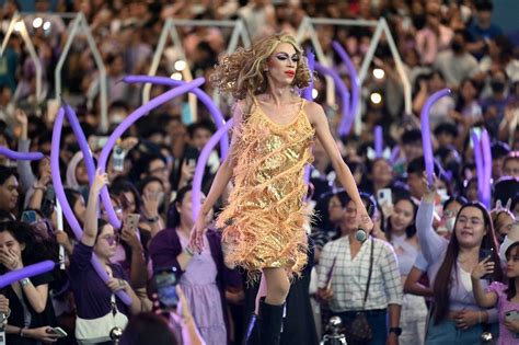 Philippine Swifties Flock To Taylor Sheesh Show