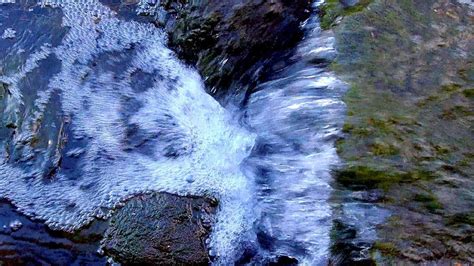 Маленький Водопад. Красивый Маленький Водопад. Вода Стекает с Камня ...